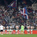 Le joueurs du FC Bale saluent les supporters lors de la rencontre du championnat de football de Super League entre le FC Sion et le FC Bale ce samedi, 31 aout 2024 au stade de Tourbillon a Sion. (KEYSTONE/Cyril Zingaro)